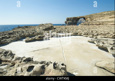 Salinen in der Nähe der Azure-Bogen auf der mediterranen Insel Gozo Stockfoto