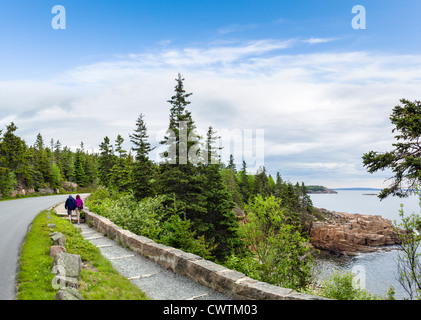 Wanderer am Weg entlang der Küste im Acadia National Park, Mount Desert Island, Maine, USA Stockfoto