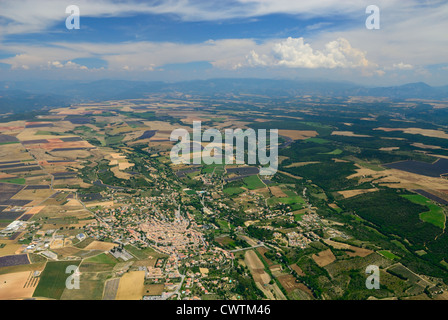Luftaufnahme des plateau de Valensole und Valensole Stadt, Alpes de Haute Provence, Frankreich Stockfoto