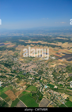 Luftaufnahme des plateau de Valensole und Valensole Stadt, Alpes de Haute Provence, Frankreich Stockfoto