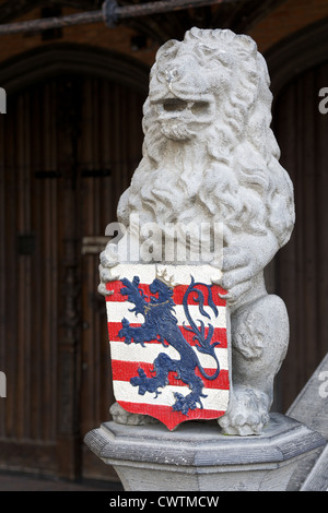 Flämische Löwe. Eine geschnitzten steinernen Löwen, einen Schild mit dem Wappen von Flandern Stockfoto