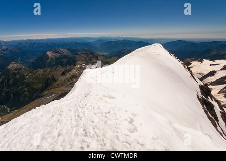 Blick nach Osten vom Gipfel des Weissmies in den Alpen, Saas Grund Schweiz. Stockfoto