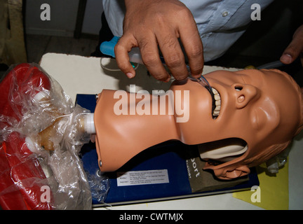 Arzt erklären, wie man künstliche Beatmung mit Medizinprodukten Dummy Patient Modell in medizinische Ausstellung über Indien geben Stockfoto