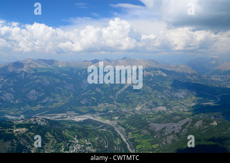 Luftaufnahme des Ubaye-Tal mit Barcelonnette Stadt und Grand Berard Gipfel, Alpes de Haute Provence, Frankreich Stockfoto