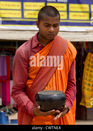 ein junger Mönch bittet bei der Boudhanath in Kathmandu, Nepal Stockfoto