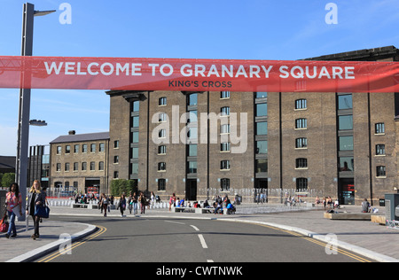 Die neue Granary Square, in der KIngs Cross Regeneration Gegend, NC1 mit St.-Martins Central School of Art, London, UK Stockfoto