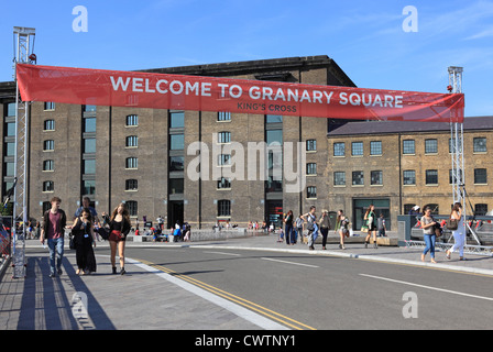 Die neue Granary Square, in der KIngs Cross Regeneration Gegend, NC1 mit St.-Martins Central School of Art, London, UK Stockfoto