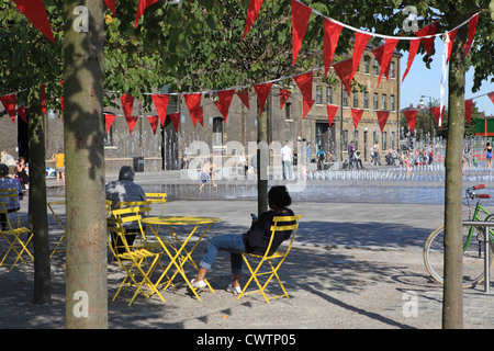 Die neue Granary Square, in der KIngs Cross Regeneration Gegend, NC1 mit St.-Martins Central School of Art, London, UK Stockfoto