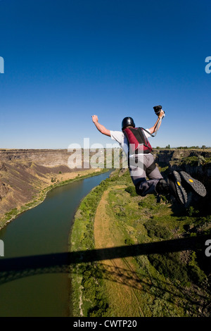 Base-Jumper auf der Perrine Bridge über den Snake River in Süd-Zentral-Idaho bereitet sich zu stürzen von 486 Fuß (148 m) Stockfoto