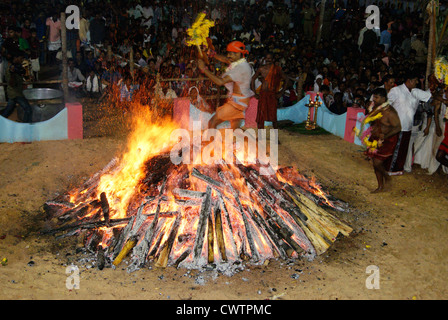 Feuer zu Fuß Ritual in Indien Tempel auf Agni Kavadi-Festival im Rajarajeswari Tempel Perunguzhi in Kerala.Firing Mann Feuertanz Stockfoto