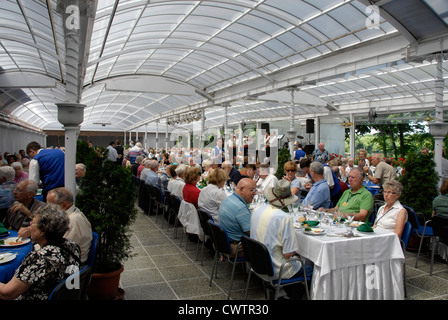 Folklore-Show im Pescarus Restaurant in Bukarest, Rumänien Stockfoto