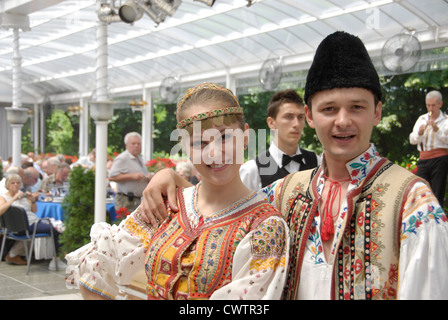 Folklore-Show im Pescarus Restaurant in Bukarest, Rumänien Stockfoto