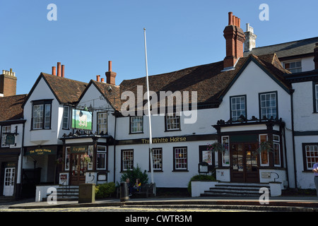 Das 18. Jahrhundert White Horse Pub, High Street, Dorking, Surrey, England, Vereinigtes Königreich Stockfoto