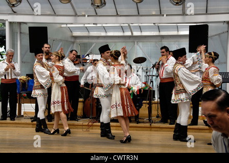 Folklore-Show im Pescarus Restaurant in Bukarest, Rumänien Stockfoto