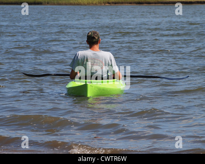 Mann in Long Beach Bay, Orient, Long Island, New York, USA, 26. August 2012, Katharine Andriotis © Kajak Stockfoto