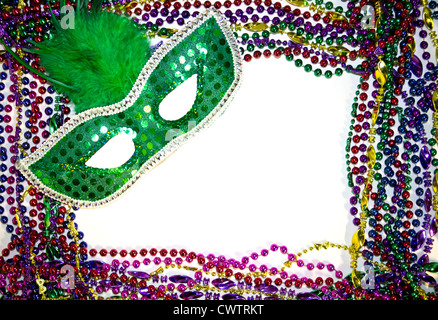 Karneval Maskenball Maske auf einem Hintergrund von bunten Karneval Perlen Stockfoto