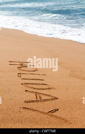 Urlaub - geschrieben in den Sand auf den Strand blauen Wellen im Hintergrund Stockfoto