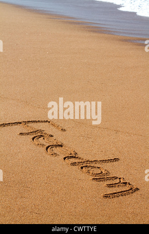 das Wort Freiheit geschrieben am Strand Stockfoto