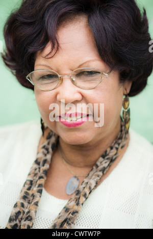 Porträt der glückliche alte afroamerikanische Frau mit Brille und Perücke lächelnd in die Kamera Stockfoto