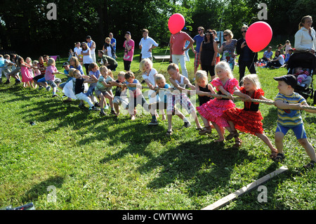 Kinder spielen Tauziehen während Mittsommerfest in Schweden Stockfoto