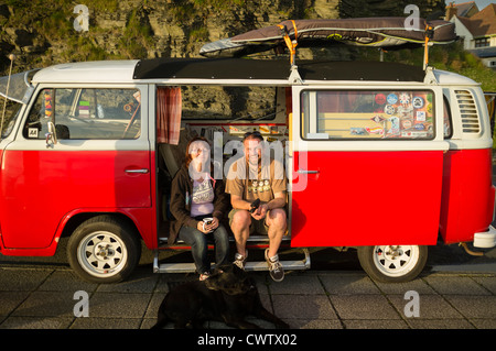 Sommerabend: ein paar sitzen in ihren roten und weißen VW Volkswagen Kombi Wohnmobil auf der Promenade an der Aberystwyth Ceredigion Wales UK Stockfoto
