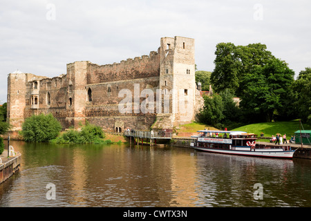 Newark Castle auf dem Fluss Trent, Nottinghamshire, England. Stockfoto