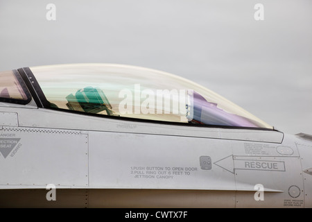 Detailansicht von General Dynamics F16 Fighting Falcon Cockpit. Stockfoto