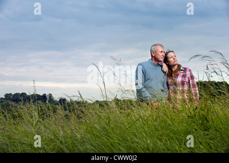 Vater und Tochter in hohe Gräser Stockfoto