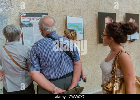 Perpignan, Frankreich, Touristen, die in Ausstellungen, bei Visa Pour l ' Image International Fotojournalist Photography Festival Stockfoto