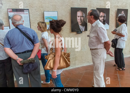 Perpignan, Frankreich, Touristen, die Ausstellungen besuchen, beim Visa Pour l'Image, dem Internationalen Fotojournalisten-Fotografie-Festival, Menschen, die Kunst in der Kunstgalerie betrachten Stockfoto