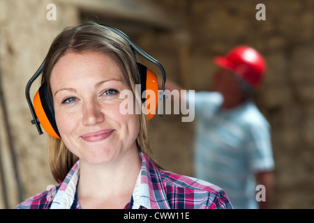 Bauarbeiter mit Kopfhörern Stockfoto