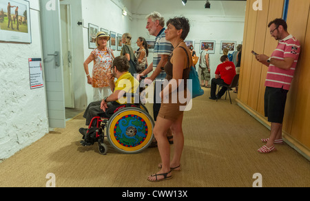 Perpignan, Frankreich, Touristen, die Ausstellungen besuchen, beim Visa Pour l'Image, dem Internationalen Fotojournalisten-Fotofestival, behinderter Mann, Zugang zu besonderen Bedürfnissen, in Menschenmenge, Menschen, die Kunst in der Kunstgalerie betrachten Stockfoto