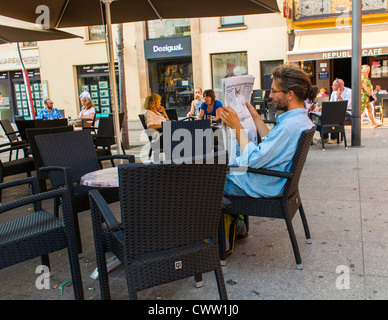 Perpignan, Frankreich, man Reading Zeitung, Getraenke im französischen Bistro teilen, Café, Außenterrasse des Restaurants Stockfoto