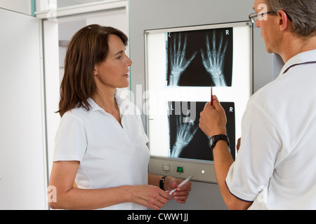 Arzt und Krankenschwester Untersuchung Röntgenstrahlen Stockfoto