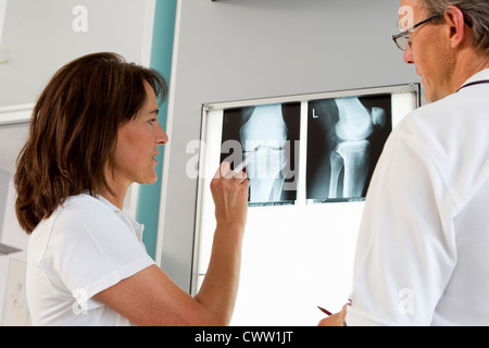 Arzt und Krankenschwester Untersuchung Röntgenstrahlen Stockfoto