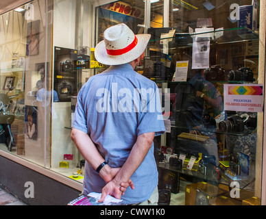 Perpignan, Frankreich, hinten, Senior man mit Hut Schaufenster Shopping, ältere Einsamkeit Straßenszenen, Alter von hinten gesehen Stockfoto