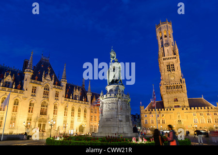 Statue von Jan Breydel und Pieter de Coninck mit Belfried und Provincial Government Palace, Marktplatz, Brügge, Belgien Stockfoto