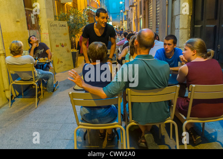 Perpignan, Frankreich, Menschenmenge, Getränke im französischen Bistro teilen, Café, Restaurant, mit dem Kellner reden, Nacht reden, Bürgersteig Stockfoto