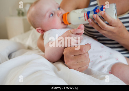 Flasche Fütterung Baby Mutter Stockfoto