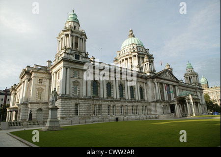 Der Belfast City Hall mit Spitzenturniere Zeichen über Zentrum Haupteingang Stockfoto