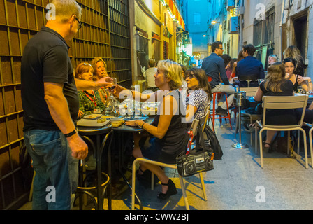 Perpignan, Frankreich, große Menschenmenge Menschen Frauen trinken Essen, teilen Getränke in Catalogne Französisch Bistro, Cafe, Restaurant, Außenterrasse, Urlaub überfüllte Restaurant Terrasse, Touristen frankreich Wein Stockfoto