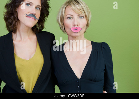 Frauen tragen falsche Lippen und Schnurrbart Stockfoto