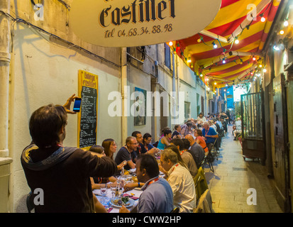 Perpignan, Frankreich, Crowd People Sharing Essen, Getränke im katalanisch/spanischen Bistro, Café, Restaurant, Frauen Dining auf der Night Terrace Stockfoto