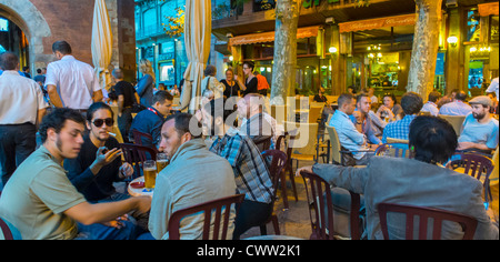 Perpignan, Frankreich, viele Menschen in der Stadt, gemeinsames Trinken im französischen Bistro, Café, Außenrestaurant, Nacht Stockfoto