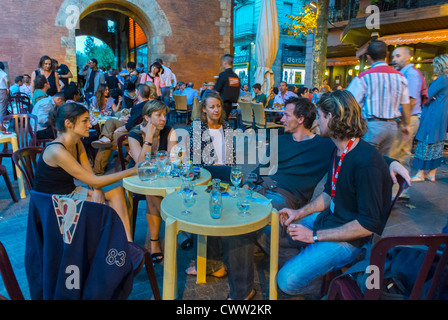 Perpignan, Frankreich, große Menschenmengen, trinken, Getränke teilen im französischen Bistro, Café, Restaurant Terrasse, Tische draußen, Außenbereich, Nacht Stockfoto