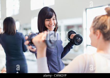 Trainer arbeiten mit Klienten im Fitness-Studio Stockfoto