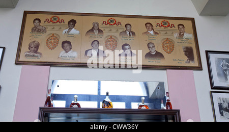 Fotos von der berühmten Bewohnern und Besuchern in Hollywood Bar Nacional de Cuba Hotel, Vedado, Plaza, Ciudad De La hängen Stockfoto