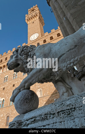 Löwenstatue und Palazzo Vecchio Turm Piazza della Signoria Florence Toskana Italien Stockfoto