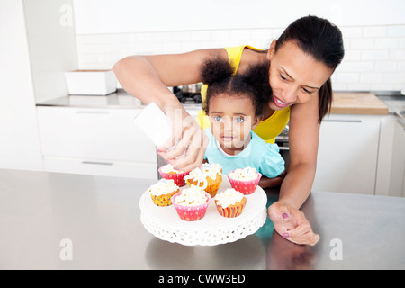 Mutter und Tochter gemeinsam Backen Stockfoto