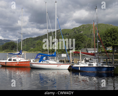 Jachten Boote an einem Steg auf Lake Windermere in festgemacht Sommer Ambleside Cumbria Lake District National Park England Vereinigtes Königreich Großbritannien GB Großbritannien Stockfoto